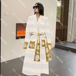 Black Gold Paisley Velvet Robe Sleepwear Bathrobe d'hiver Femmes Long Nightgown Lovers Sleep Robes