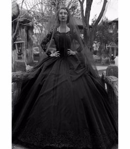 Zwarte gotische trouwjurken 2020 lange mouwen kanten kralen tule prinses vintage trouwjurk kleurrijke mantel de mariee2421412