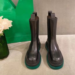 Demi-bottes à plate-forme épaisse en caoutchouc vert noir chaussures en cuir pneu botte courte talon bas Martin bottillons marques de créateurs de luxe robustes pour femmes chaussures d'usine