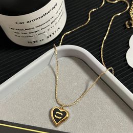 Corazón negro Collar con colgante de lujo Boutique Collar de regalo de diseñador Otoño Mujer Amor Charm Joyería Cadena larga Navidad Romántico Precioso collar de cadena