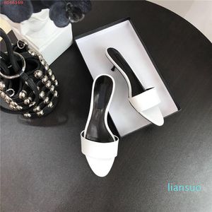 Zwarte Intrekiato Lido platte slippers voor vrouwen, Nappa Lamskin Slip-on, zwarte platte schoenen. Ze zien er knapperig uit