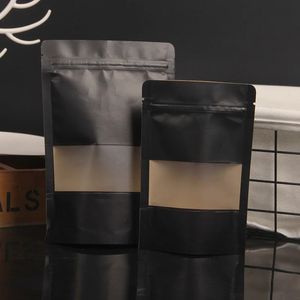 Le papier kraft noir tient des sacs de fermeture à glissière avec des biscuits refermables de fenêtre, des collations de grains de café, des pochettes d'emballage en papier artisanal 240322