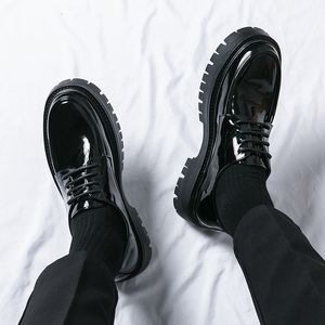 Black Lace Up Business Dress Chaussures pour les hommes avec des semelles épaisses