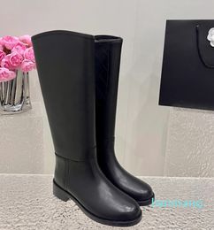 Botas de couro preto de meia panturrilha dedo do pé redondo deslizamento em salto plano Logo-tab Chelsea Botas de alta qualidade mulheres designer de luxo casual moda festa vestido sapatos calçados de fábrica