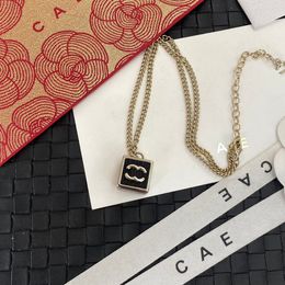 Collier pendentif boutique de luxe noir charme collier de créateur pour femmes bijoux de haute qualité longue chaîne avec boîte collier cadeau de voyage d'anniversaire