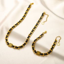 Regalos de lujo negros Collar con colgante Diseño Joyería de marca Cadena larga Navidad Cumpleaños Boutique Collar para niña Fiesta de bodas Boutique Collar de amor