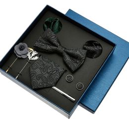 Black Mens Neck Tie Gift Set Square Bowtie Pocket Square avec broches Couchettes de manchette Clip Clip de 8 pièces Clets Silk Tie pour hommes 240412