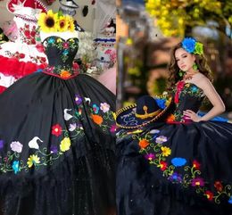 Vestidos de quinceañera de estilo mexicano negro Flores de charro Capas de encaje bordadas Vestidos de fiesta de satén de tul Fuera del hombro Vestido dulce 15 Fiesta Niñas Formal BC15715