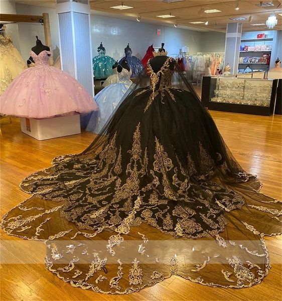 Robes de Quinceanera en dentelle d'or en tulle noir avec cape 2023 perles de cristal douce 16 robe châle robes de bal bouffantes Vintage273f