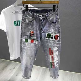 Zwarte broek Zwart Grijs Geborduurd Ripped Jeans Mannen Persoonlijkheid Bump Kleur Splash Paint Retro Koreaanse versie Tonen Dunne elastische voeten Lang 5AMI