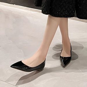 Chaussures à plat en cuir breveté noir pour femme basique 2024 Nouvelle mode Principale pointe d'automne chaussures plates classiques de chaussures de femmes peu profondes