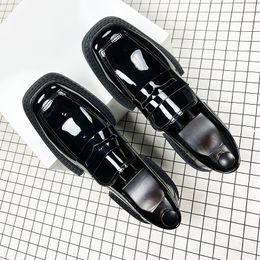 Mocasines de charol negro Conducir barcos Tacón plano Zapatos perezosos Moda Caballeros Zapatos Oxford