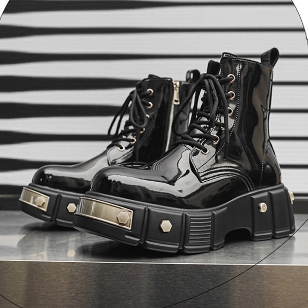 Boots en cuir breveté noir Souges épaisses Punk Style Fashion Rivet Metal Decoration Boots Motorcycle Automne Chaussures mâles d'hiver 1A17