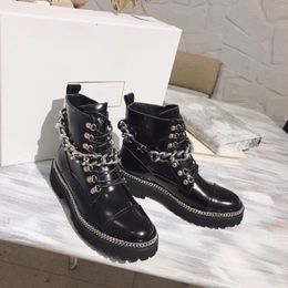 Bottes de combat à la cheville en cuir verni noir Accents botte à bout rond boucle Martin chaussons chaussures de marque de créateurs de luxe pour femmes chaussures d'usine