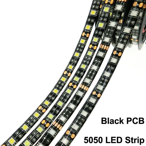 Bande LED PCB noire 5050 DC12V non étanche/étanche 60LED/m RGB/blanc/blancs chauds bandes lumineuses LED flexibles.