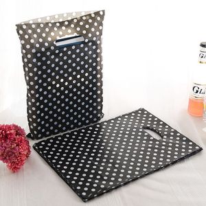 Envolturas de bolsas de regalo de plástico de punto blanco negro con asas de embalaje para mini joyería al por mayor