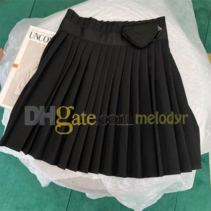 Black pliped jupe mini robe avec taies de taille badge de créat