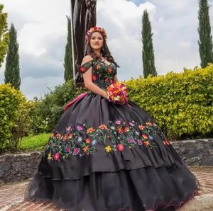 Black Plus Size Mexican Charro Quinceanera Robes brodées hors de la lacets à lacets Prom Sweet Vestido para 15 Anos Adolecente