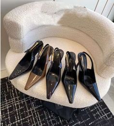 Talons aiguilles noirs pointus pour femmes 2023 nouvelle chaussure unique sexy en cuir verni haut de gamme sandales en or français chaussures habillées 7cm-9cm
