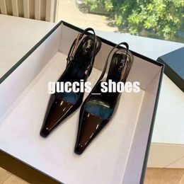 Talons aiguilles noirs pointus pour femmes 2023 nouvelle chaussure unique sexy en cuir verni haut de gamme sandales en or français chaussures habillées 7cm-9cm n01