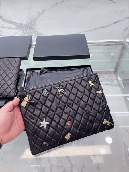 Autocollant de sac de lavage de prisme noir 5A haut de gamme de qualité designer de luxe mode unisexe une épaule croisée sous le sac de banquet sac de carte portefeuille