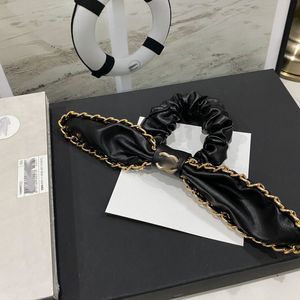 Imitación de cuero de oveja de PU negro Diseñadores de marcas de lujo Decoración de lazo para el cabello Alta calidad para venta al por mayor El regalo perfecto para su familia