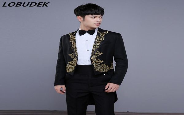 Noir Rouge Blanc Broderie Men039s Costumes Swallowtail Costume Magique Chanteur Mâle Chorus Tailcoat Performance Vêtements De Mariage Gro3506228