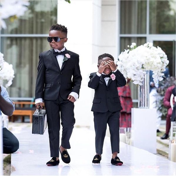 Noir Porteur de l'Anneau Garçon Costumes Tenue de Cérémonie Deux Boutons Enfants Vêtements Slim Fit Fête De Mariage Tuxedo Blazer Costume Enfants 2 Pièces Ensemble Veste Pantalon Arc