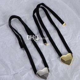 Gargantillas de cuerda negra, collares de lujo con forma de corazón y amor, colgantes retro chapados en oro con caja de regalo