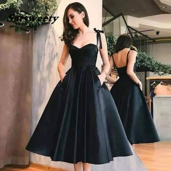 Vestidos de cóctel cortos negros para mujer, vestidos de fiesta formales con tirantes finos y escote en forma de corazón, vestidos de graduación con espalda descubierta, bata de satén para fiesta de bienvenida 2022