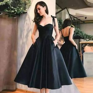 Vestidos de cóctel cortos negros Correas de espagueti Escote corazón Fiesta formal Sin espalda Vestidos de baile Bata de satén cóctel femme