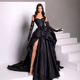 Zwarte kant gesplitst prom -jurken strapless halslijn een lijn avondjurken geplooide sweep trein satijnen formele jurk