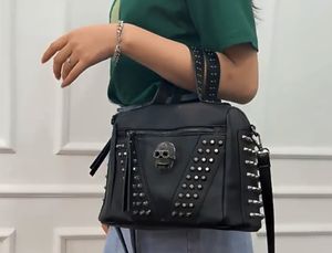 Bolso de mano con calavera negra para mujer, remache gótico, bolso cruzado de gran capacidad, bolso cruzado de cuero suave, compras de viaje