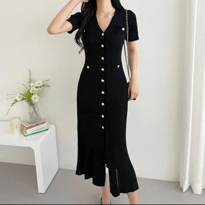 Robe longue tricotée noire pour femmes, Slim, simple boutonnage, col en v, manches courtes, fendue, Vintage, élégante, mode dames