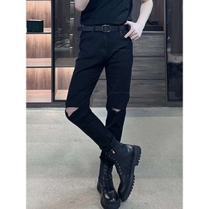 Zwarte afslankende lange gescheurde jeans voor herfstoutfits met een gevoel van gegolfde en knappe herenbroek, slim fit broek met rechte pijpen