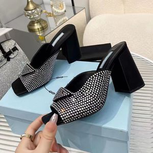 Pantoufles noires talons épais sandales de créateur de mode strass boutons triangle femmes chaussures de sport classique tongs chaussure de plage à talons hauts