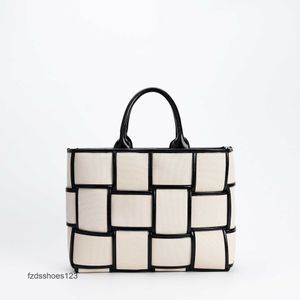 Small Small épaule tissé Venata Cowhide 2024 Sac à cassette blanc oblique Straddle Toivas Sacs Fashion Lady Designer Square Women Botteega One Brj5