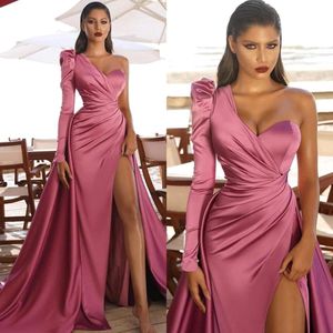 Arabe Élégant Une Épaule Satin Robes De Bal 2022 À Manches Longues Ruché Haute Split Une Ligne Balayage Train Formelle Soirée Robes De Soirée BC10583