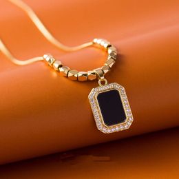 Black Square Brand Zirconia Collier incrusté pour la mode féminine, la lumière légère, la chaîne d'os de verrouillage en acier en titane exquise, la niche et les bijoux de conception haut de gamme