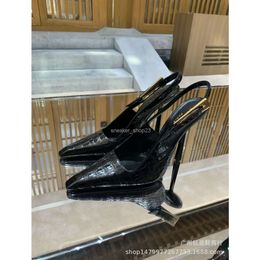 Estilo negro Lourent Diseñador de zapatos de tacón alto 2024 New Lady Pointed Thin Lacquer Cuero Zapatos individuales Hermana de las mujeres Bomba Saiint Sandalias U72I