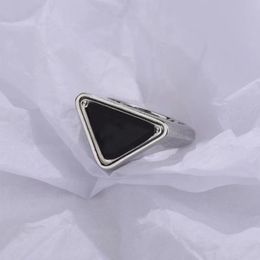 Bague de créateur délicate en forme de triangle noir, lettres en émail épais et brillant, motif distinctif, bague de luxe, couleur argent, bague de fiançailles, mode cool ZB04Z2NY