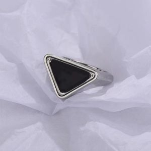 Zwarte driehoek vorm delicate designer ring dik glanzend emaille letters patroon onderscheidende luxe ring zilver kleur verlovingsring mode cool zb040 e23