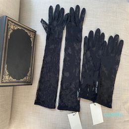 Guantes de tul negro para mujeres diseñadores Damas Cartas Impresión de encaje bordado Mittens para mujeres Ins Fashion Glove de fiesta delgada253W