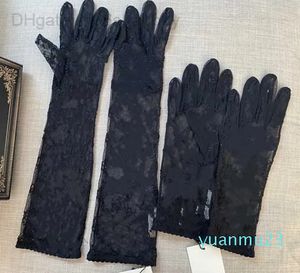 Guantes de tul negros para mujer, diseñador de letras, estampado de letras, encaje bordado, conducción, cinco dedos, fiesta fina a la moda