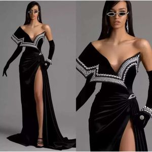 Zwarte fluwelen avondjurken vegen de trein van de schouder zeemeermin prom -jurken High Slit Pearls Vestidos Formele beroemde jurken jurken Jurk op maat gemaakt