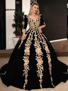 Zwart fluwelen Formele avondjurken Plus Size 2021 V-hals Half Mouw Sparkly Gold Lace Applique Kaftan Caftan Arabisch Prom-jurken