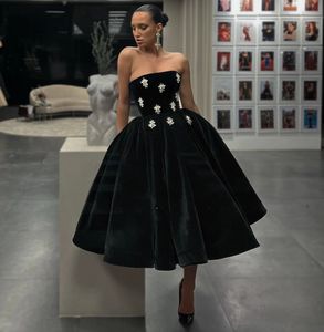 Robe de bal d'anniversaire en velours noir 2024 sans bretelles cristaux plissés velours longueur de thé femmes robes de soirée formelles robe de soirée