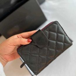 Cartera negra para mujer Cartera de diseñador de cuero de lujo Monedero de caviar de cuero genuino Titular de pasaporte para tarjetas de crédito Monedero de cuero de lujo de longitud media con caja