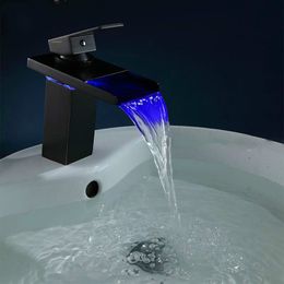 Preto movido a água led torneira da bacia do banheiro torneira misturadora de bronze cachoeira torneiras fria guindaste bacia tap1310111