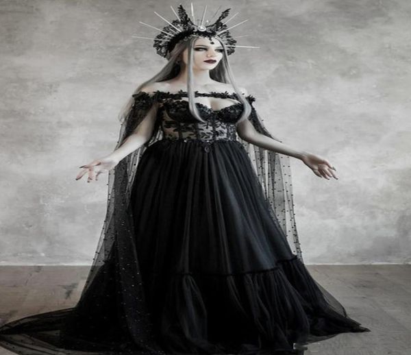 Robes de mariée noires avec enveloppe enveloppe un train de balayage de ligne robe de mariée gothique vintage avec perles cap